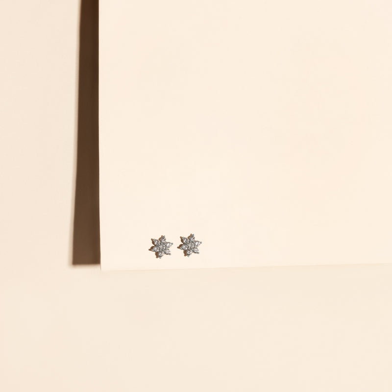 Dainty Floral Studs - 925 Sterling Silber '